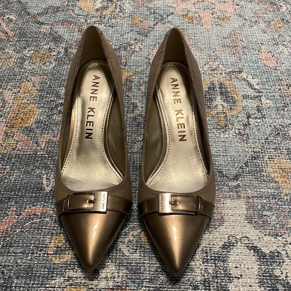 Anne Klein Women’s Size 8 Dress Shoe with Buckle Accent